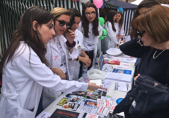 La rectora Mª Vicenta Mestre visita les carpes de la Fira de la Salut